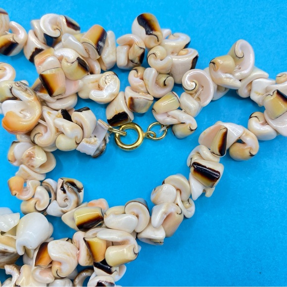 Vintage Natural Conch Shell Curls Necklace 30" - Picture 3 of 8